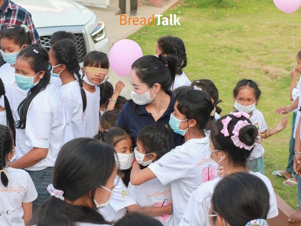 អបអរសាទរខួបលើកទី១១២ នៃទិវាអន្តរជាតិនារី ៨ មីនា ២០២៣ 💝
ជាថ្មីម្តងទៀត លោកជំទាវអគ្គនាយិកា លី ដាលីន  រួមជាមួយក្រុមការងារ នៃក្រុមហ៊ុន ចម&លីខបភើរសិន (CHAM&LY CORPORATION) និង ប្រ៊េដថកកម្ពុជា បានចែករំលែកក្តីស្រលាញ់ទៅកាន់ប្អូនៗកុមារនៃអង្គការអាហេ្វស៊ីបកម្ពុជា ដែលកម្មវិធីនេះធ្វើឡើងជារៀងរាល់ឆ្នាំក្នុងគោលបំណងចូលរួមចំណែកបង្កើតនូវការចងចាំដ៏ល្អថ្មីៗសម្រាប់ប្អូនៗ និងជម្រុញលើកទឹកចិត្តប្អូនៗអោយងើបមុខឡើង តស៊ូ ហើយបន្តរដំណើរទៅមុខទៀតជាមួយស្នាមញញឹម ប្រ៊េដថកកម្ពុជា នឹងនៅចាំលើកទឹកចិត្តប្អូនៗជានិច្ច 