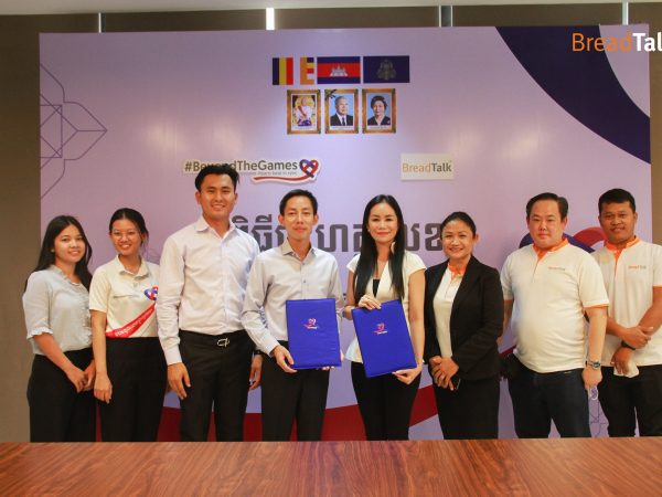 ពិធីចុះកិច្ចព្រមព្រៀងលើភាពជាដៃគូគាំទ្រដោយមោទកៈរវាងយុទ្ធនាការ #BeyondTheGames និង ហាងនំបុ័ង ប្រ៊េដថក កម្ពុជា។